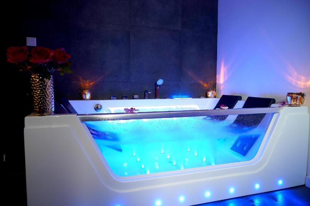 Relax Jacuzzi Apartment クラクフ エクステリア 写真