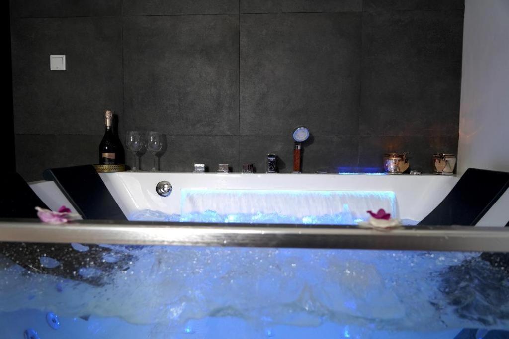 Relax Jacuzzi Apartment クラクフ エクステリア 写真